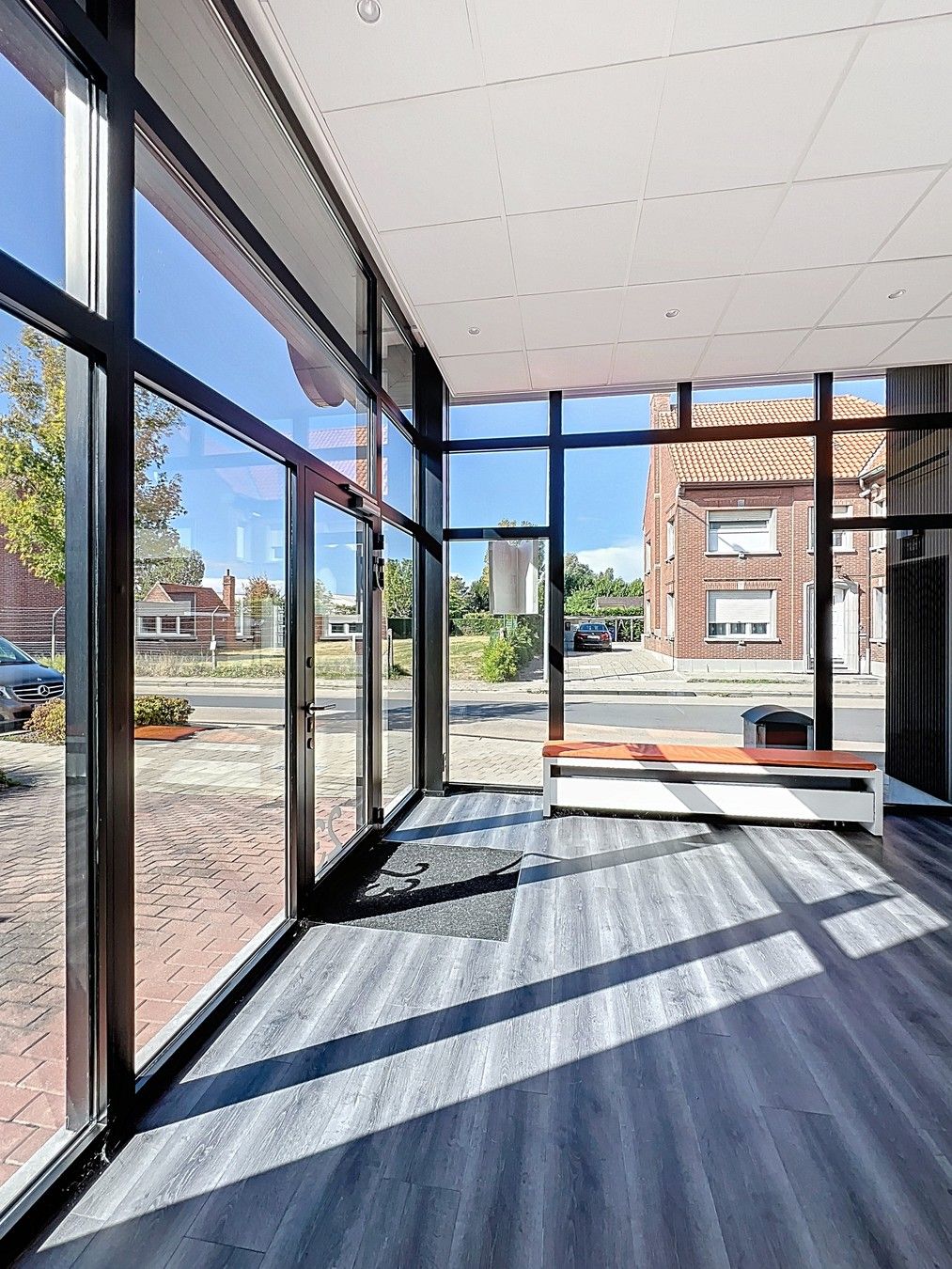 Instapklaar lichtrijk GERENOVEERD pand met mooie open kantoor/praktijkruimte en 4 aparte burelen/consultatieruimtes. foto 4