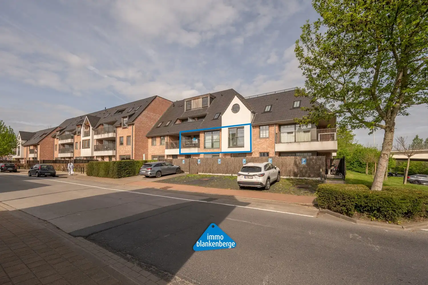 Instapklaar en verrassend ruim appartement met zonnig terras in het centrum van Beernem foto {{pictureIndex}}