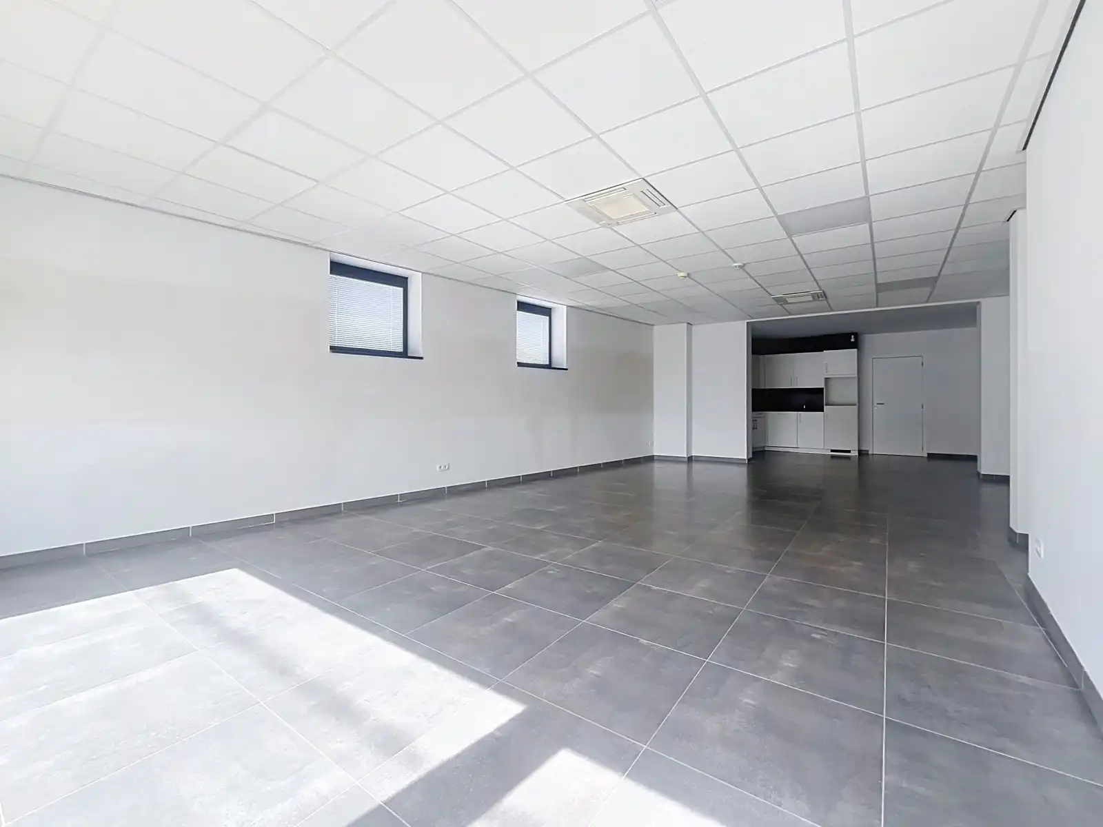 Handelspand te huur nabij het centrum van Tienen foto 4