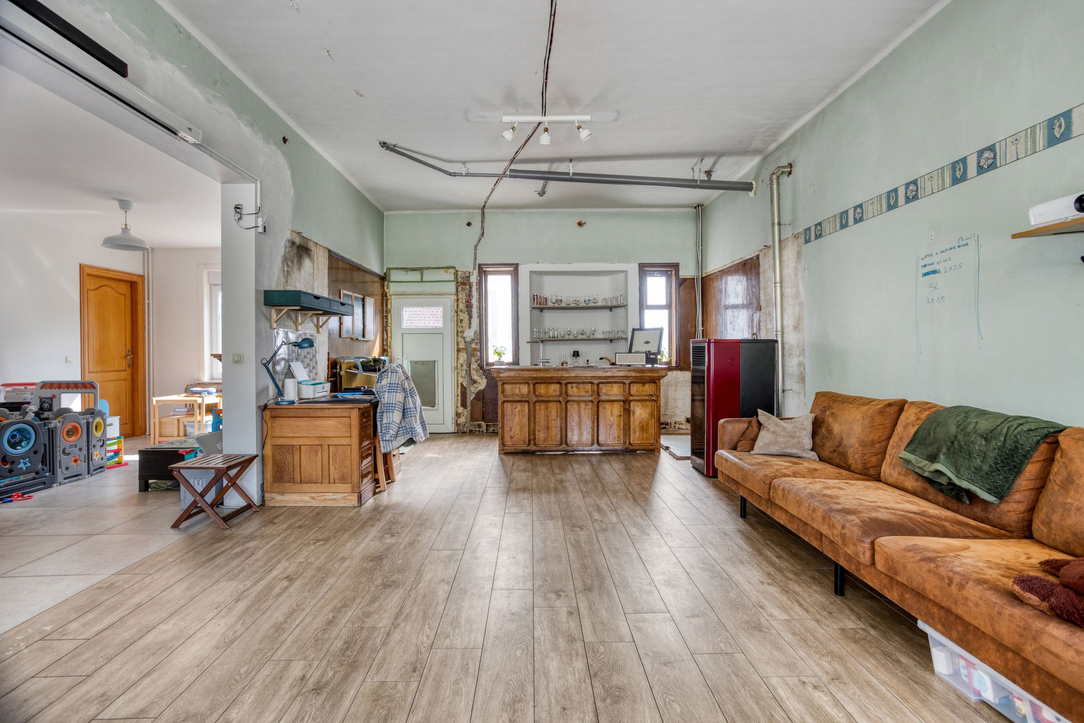 Ruime, deels gerenoveerde woning met veel potentieel foto 2