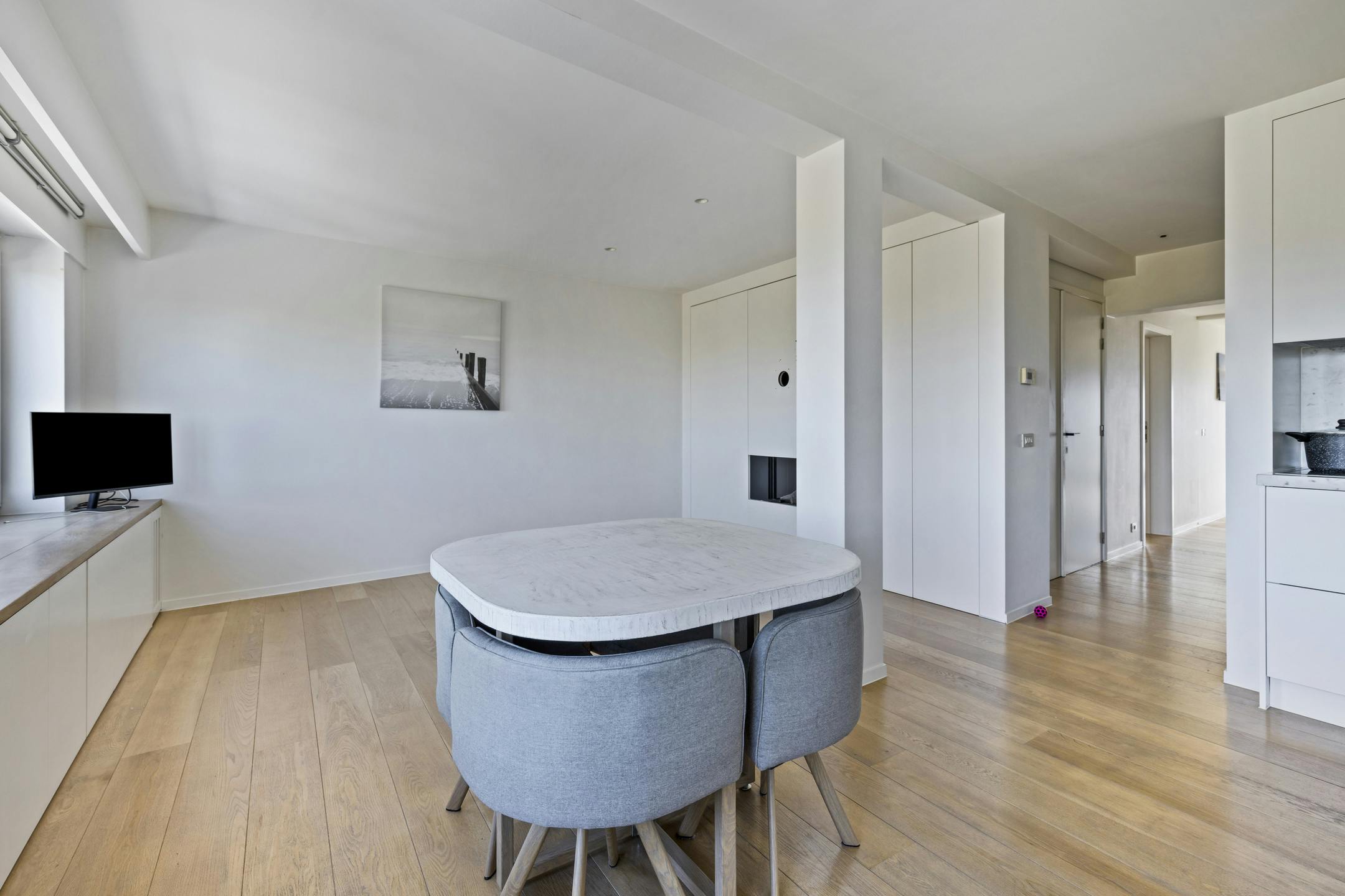 Instapklaar twee slaapkamer appartement te koop in Zeebrugge foto 5