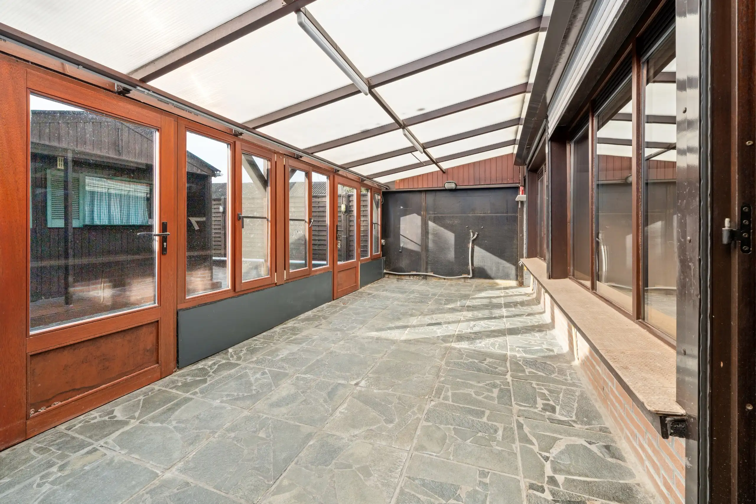 Op te frissen rijwoning op 197m2 in een centraal gelegen buurt foto 7