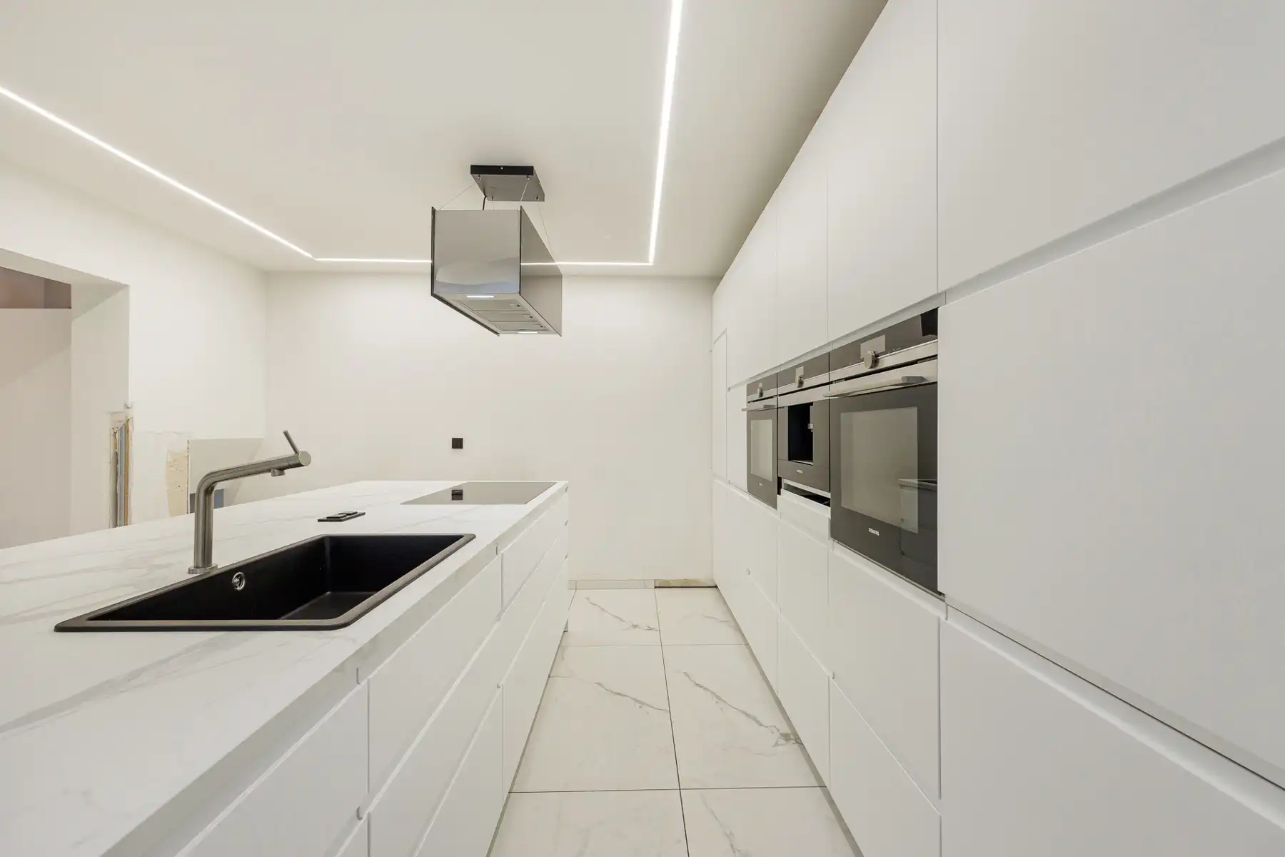 GROTENDEEL GERENOVEERDE GEZINSWONING (SPLIT-LEVEL) MET 3 SLAAPKAMERS, GROTE LEEFRUIMTE EN ZEER GUNSTIG EPC-LABEL OP EEN FIJN PERCEEL VAN 9A20CA IN GELIEFDE WOONWIJK IN HELCHTEREN foto 3