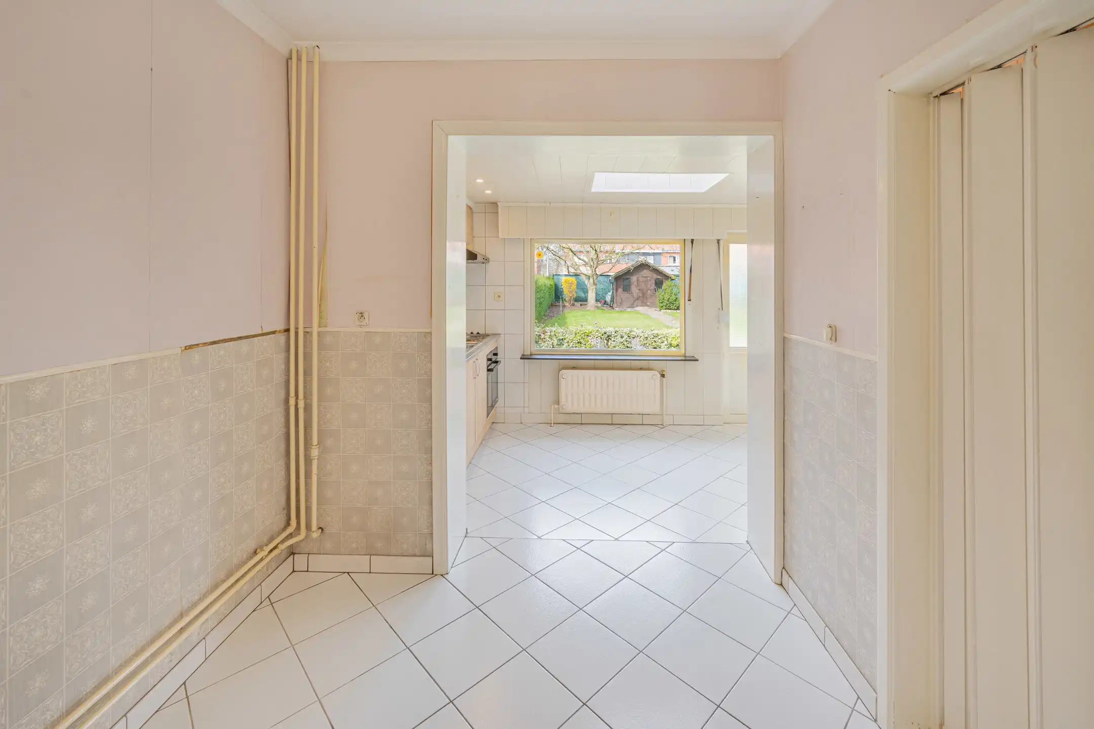 Te moderniseren HOB met garage en tuin foto 2