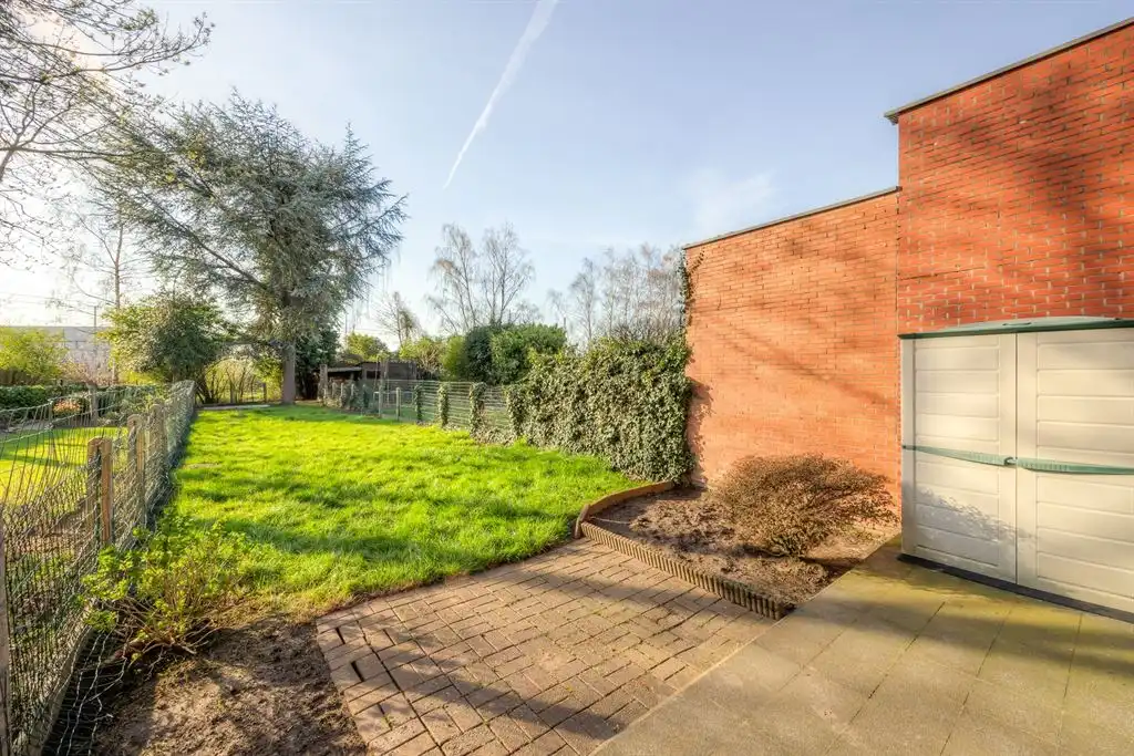 Bel-étage woning met oprit en  ruime tuin foto 14