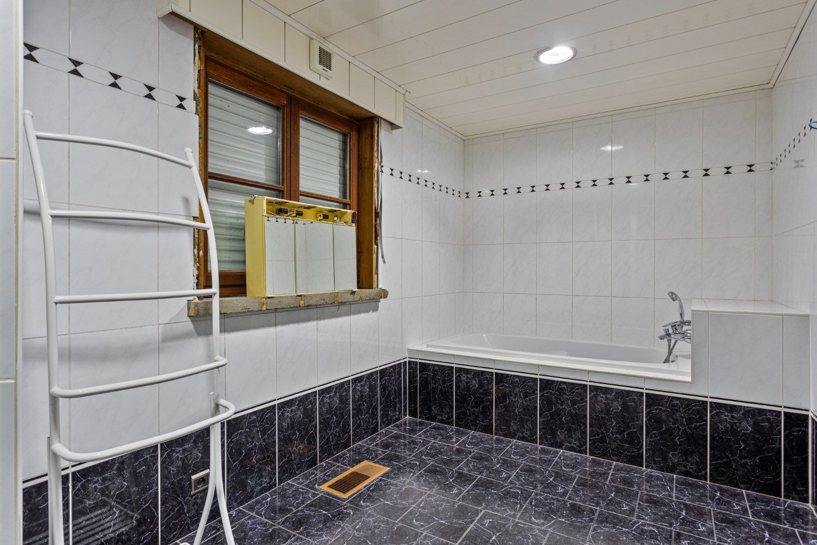 Onderkelderde woning met 4 slpks op 862 m² in een doodlopende straat te OLV Olen ! foto 18