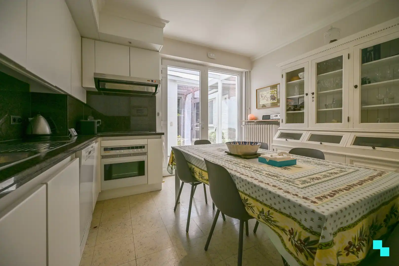 Zeer ruime woning met naastliggend interessant perceel te Izegem foto 11