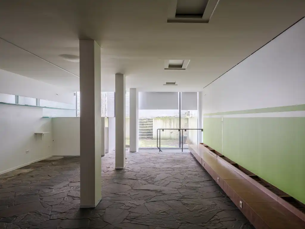 Handelspand gelegen achter een statige gevel op een vlot bereikbare locatie tegenover het Citadelpark. foto 7