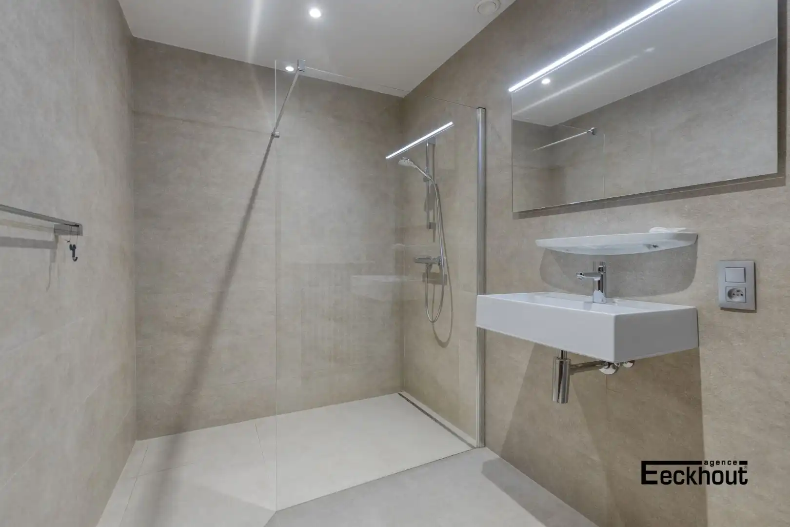 Ruime woning met 2 garageboxen en grote opslagplaats/garage foto 9