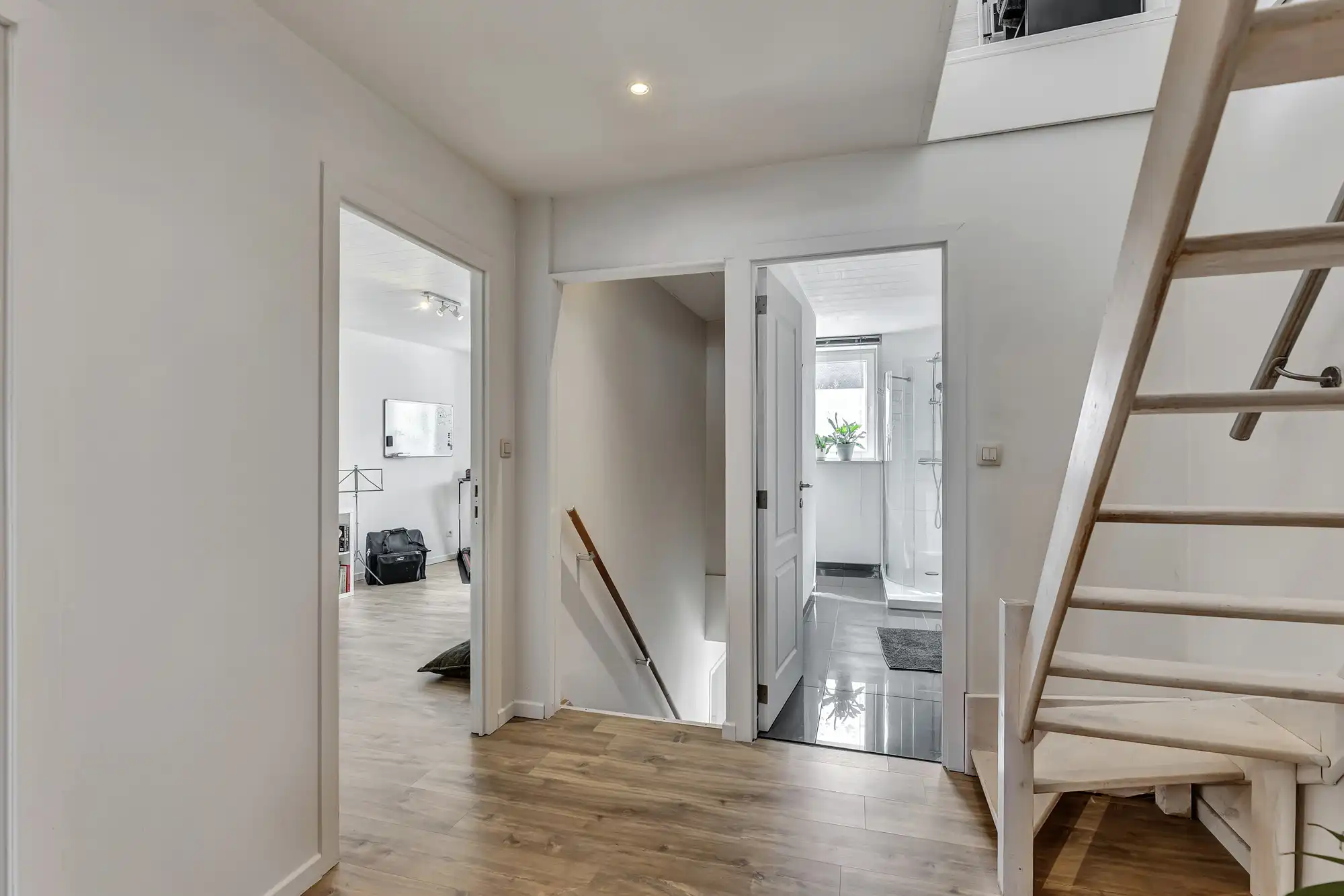 Instapklare gerenoveerde stadswoning met tuin foto 16