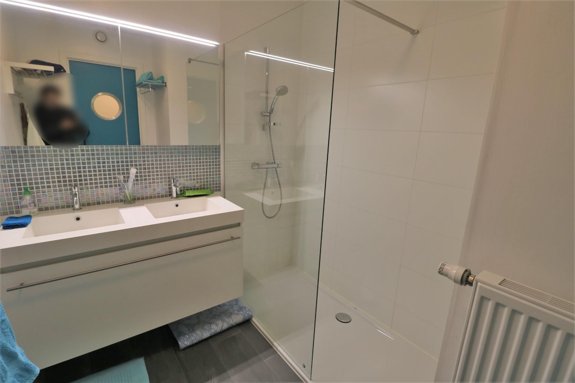 Luxueus 2-slaapkamer appartement met zonneterrassen en prachtig open zicht op de Spuikom te Bredene! foto 15