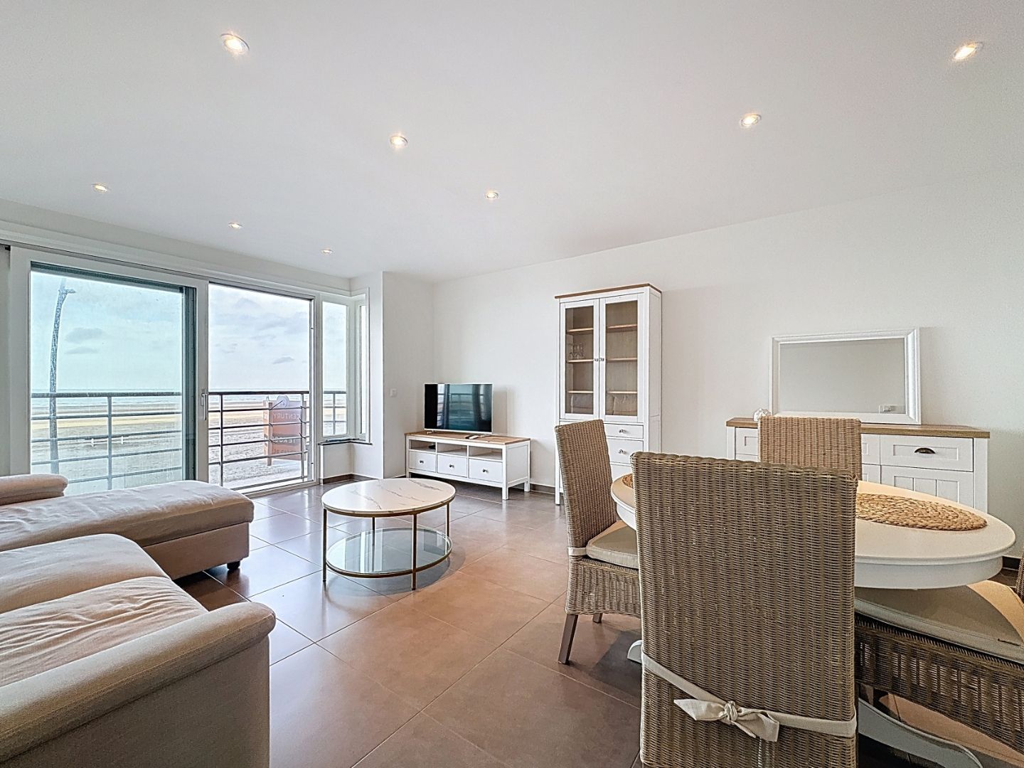 Instapklaar appartement op de Zeedijk van De Panne. foto 2