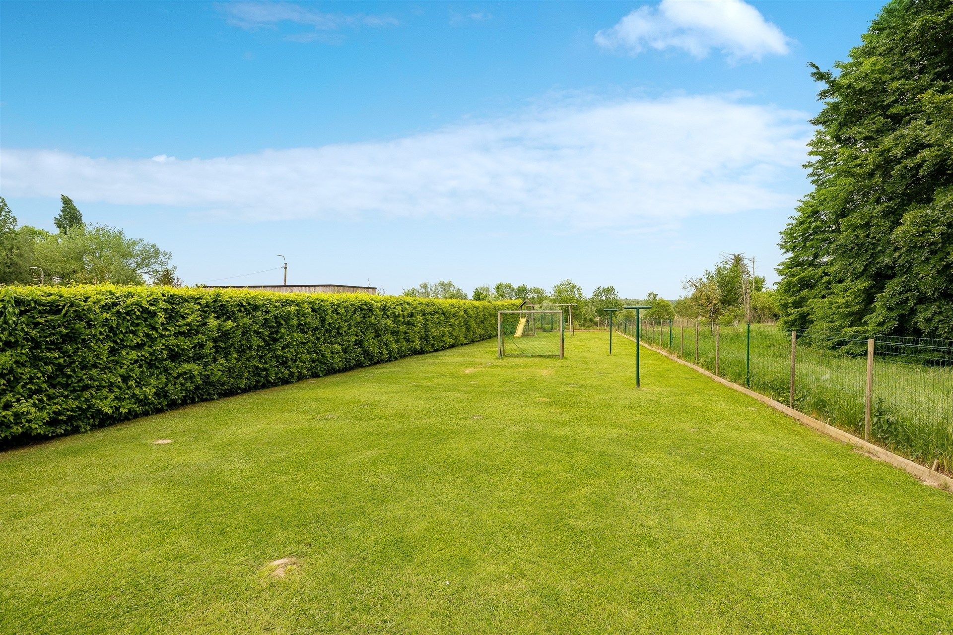 Bemeubelde ruime energiezuinige woning met grote tuin. foto 14