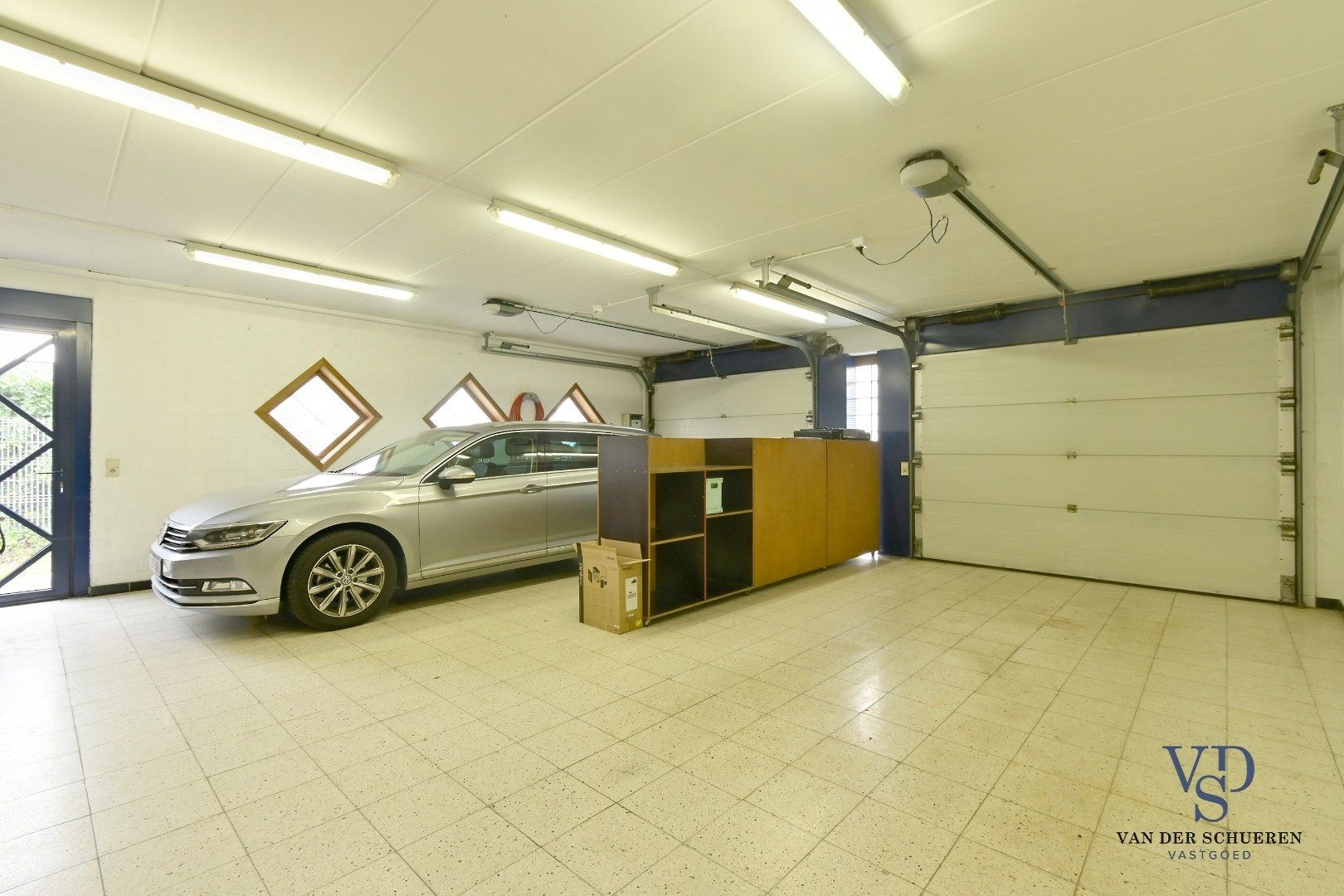 Ruim handelspand met penthouse in villastijl foto 16