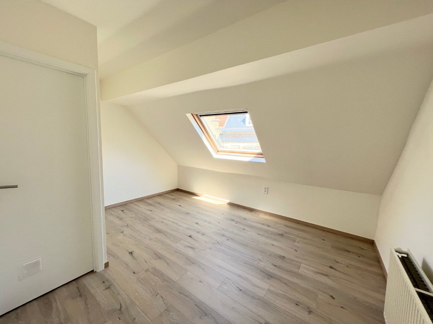 GERENOVEERDE STADSWONING IN CENTRUM IEPER MET 3 SLPKS EN ZONNIG TERRAS foto 16