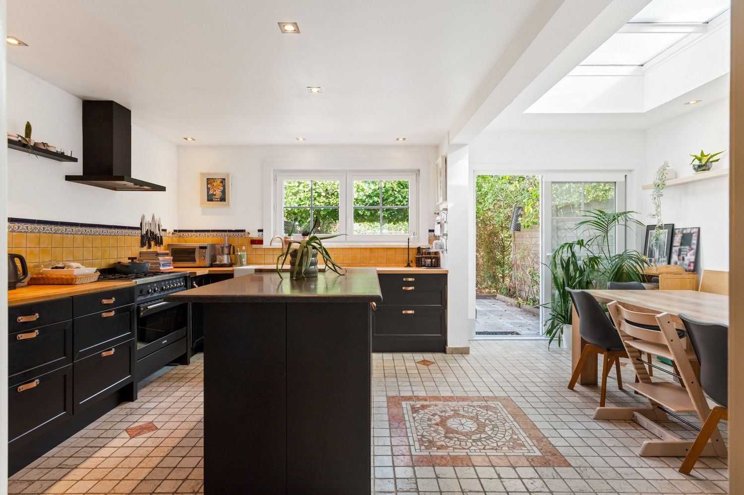 Instapklaar, ruim huis met 4 slaapkamers en tuin te koop in Schoten! foto 7