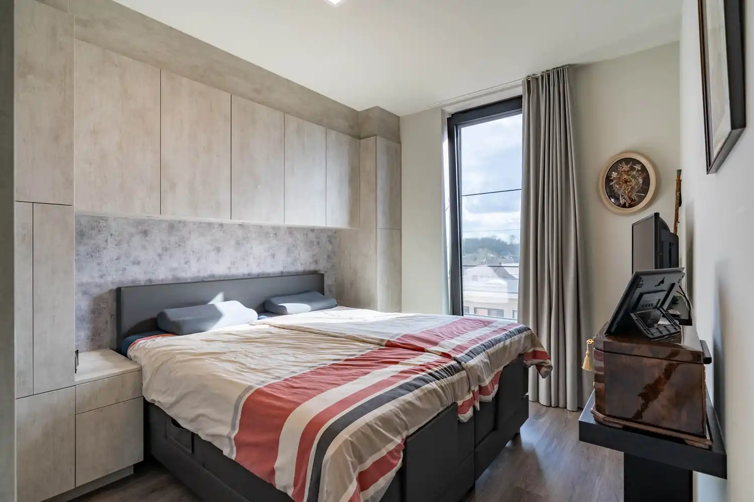 Recent, modern twee-slaapkamer appartement inclusief kelder en twee ondergrondse autostaanplaatsen te Werchter ! foto 17