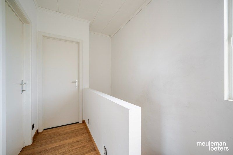 Eigentijdse woning met garage en beroepsgedeelte foto 14