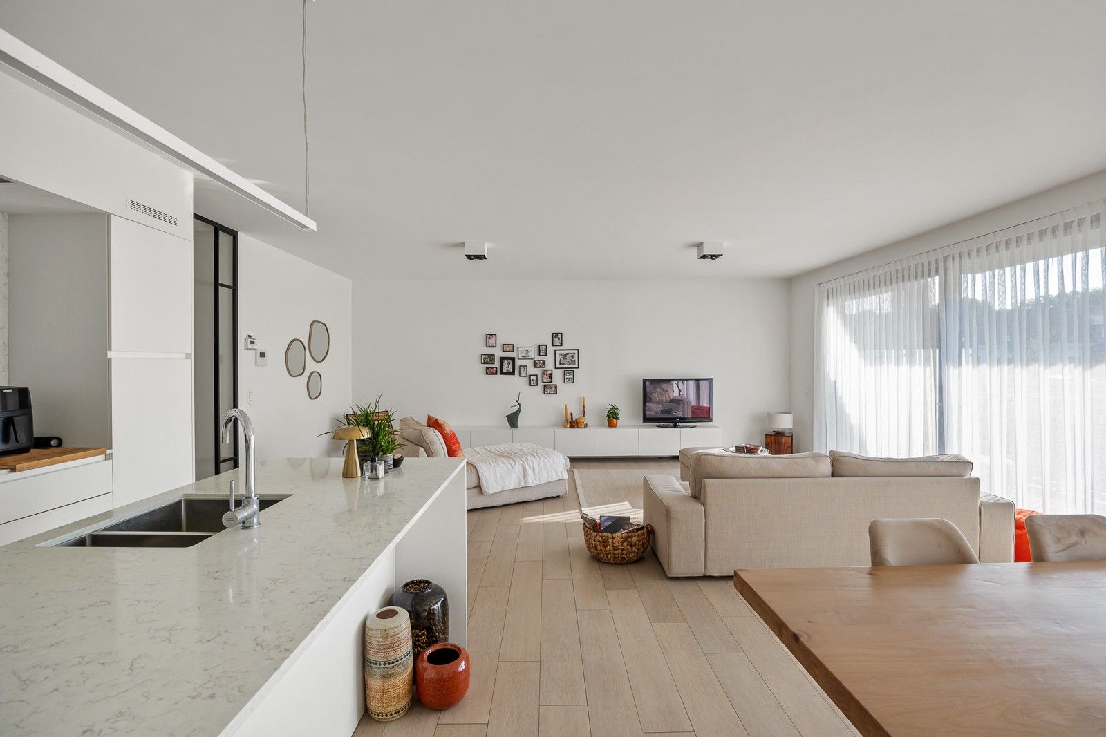Prachtig appartement met ruim terras, kelder én garagebox. foto {{pictureIndex}}