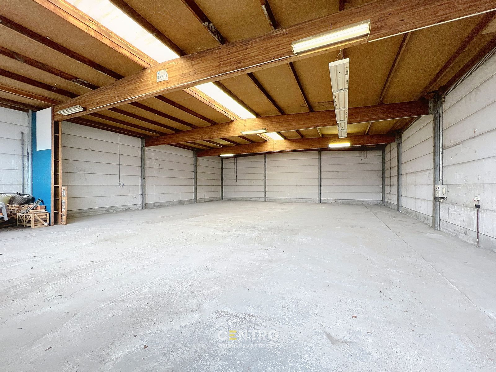 Goed gelegen MAGAZIJN (± 300m2) met parking TE HUUR nabij centrum Roeselare. foto 5