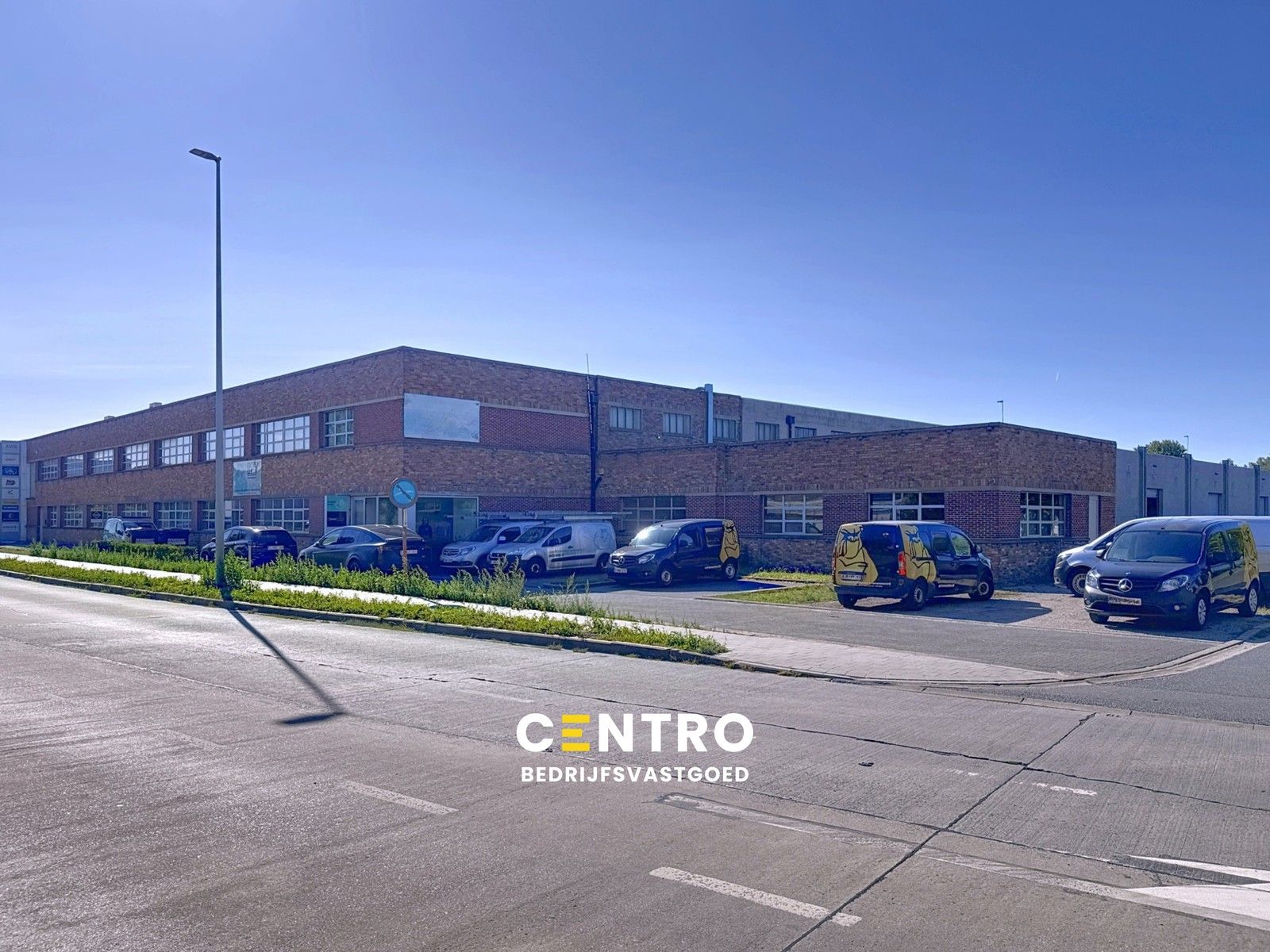 Instapklare, "industrial-look" KANTOORRUIMTEN met OPSLAGRUIMTE (340m²) met 12-tal private parkeerplaatsen voor de deur te Brugge! Vlot bereikbaar via Expresweg/A11/E403/E40. foto {{pictureIndex}}