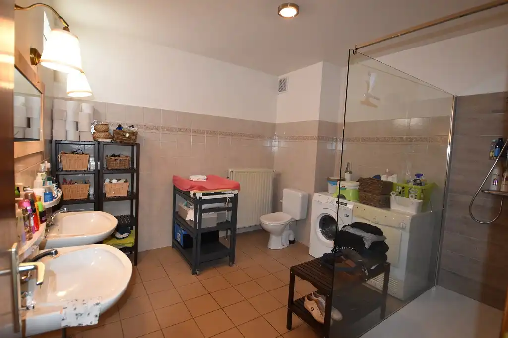 Ruim en lichtrijk appartement met garage in het centrum van Nieuwkerken-Waas foto 10