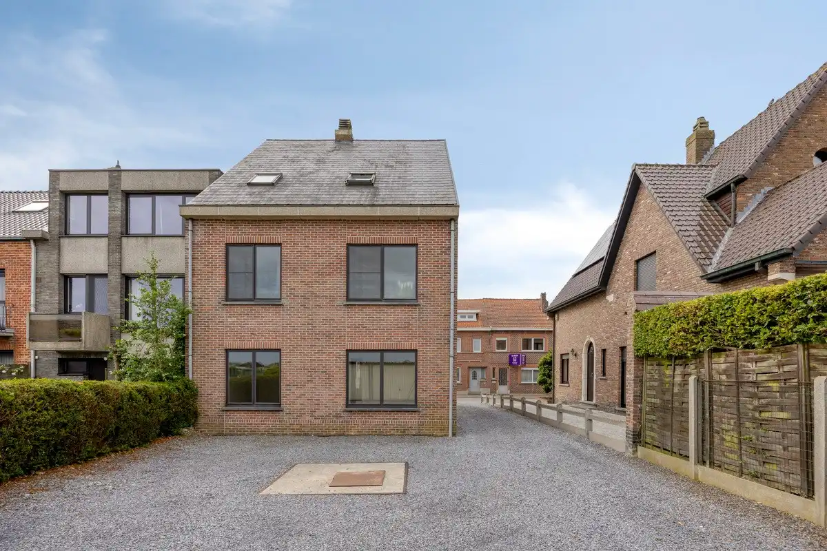 Opbrengsteigendom met 3 appartementen en 7 garages foto 2