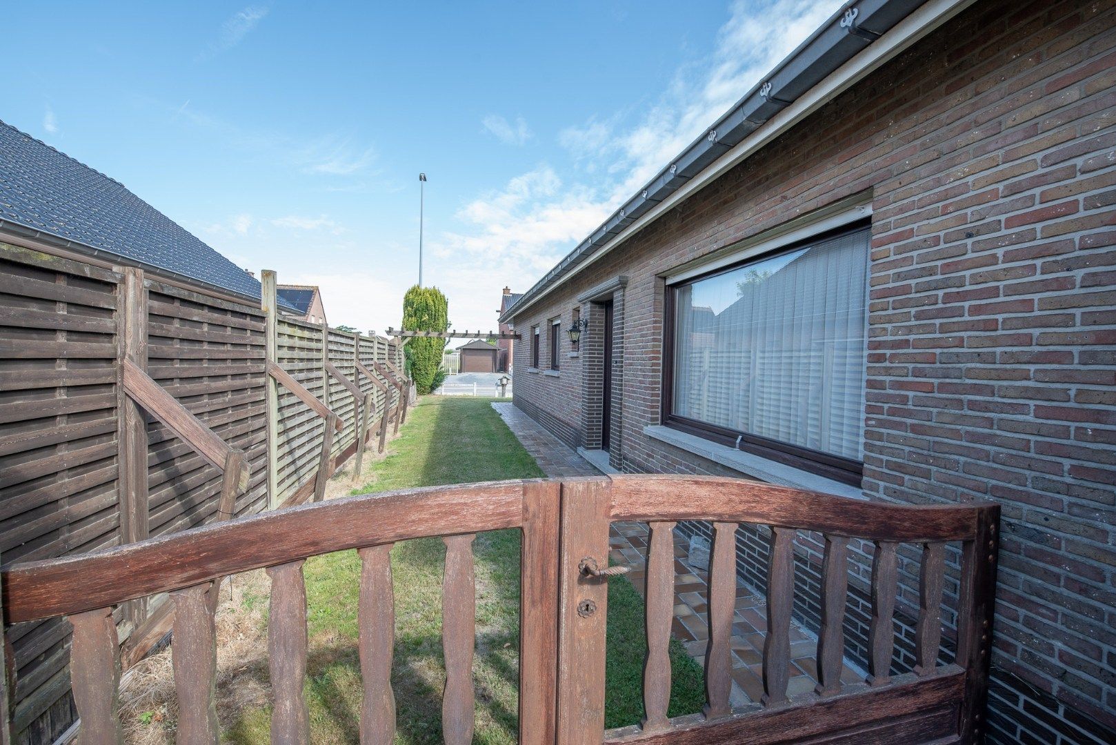 Halfopen woning op 860 m² met zuidgerichte tuin TE KOOP in Sint-Eloois-Vijve!! foto 2