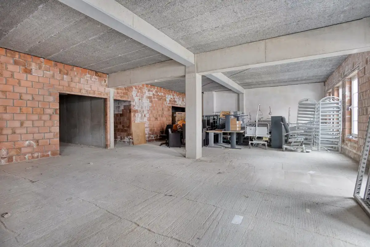 Casco kantoor-/handelsruimte van 724 m² met 7 parkings en kelderbergingen in het centrum. foto 10