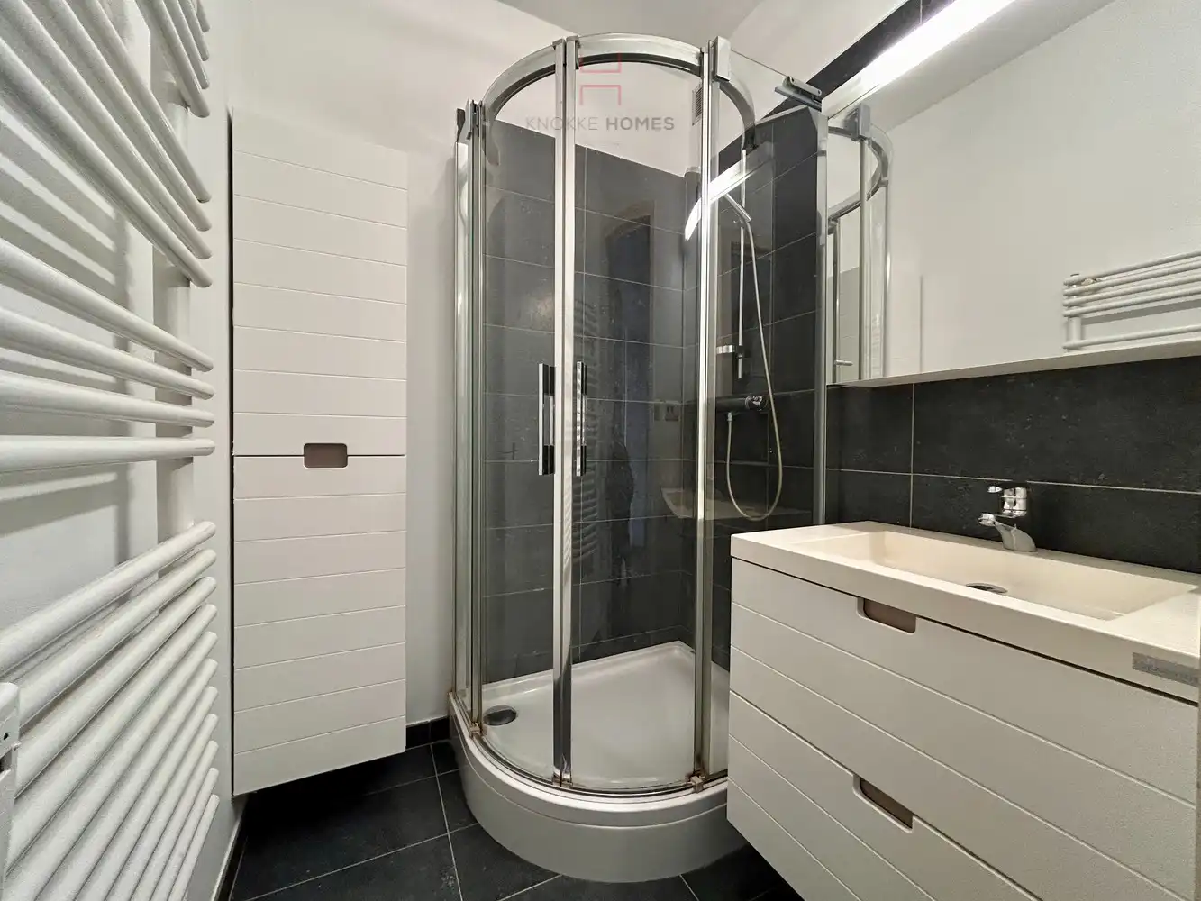 Ongemeubeld twee slaapkamer appartement in de Piers De Raveschootlaan te Knokke. foto 10