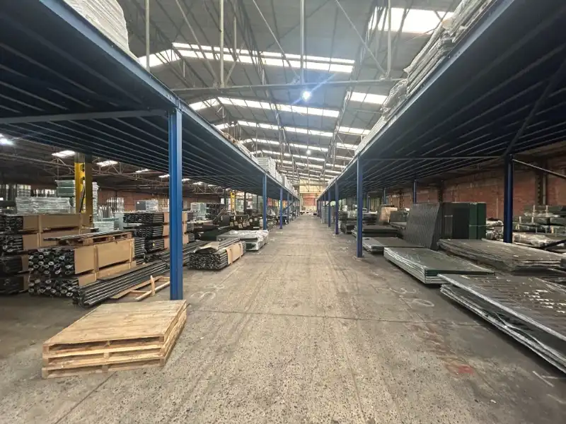 Ruim industrieel magazijn van ca. 6.900 m² met parkeerfaciliteiten foto 10