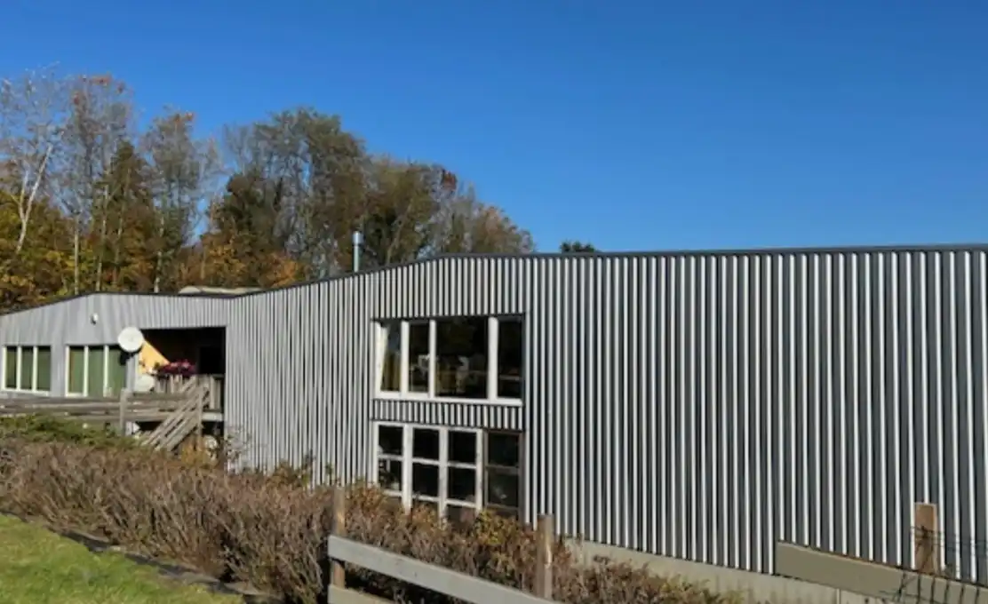 Uitzonderlijke industriële site van 2.721 m² met appartement en studio op terrein van 1,45 ha in Manage foto 15