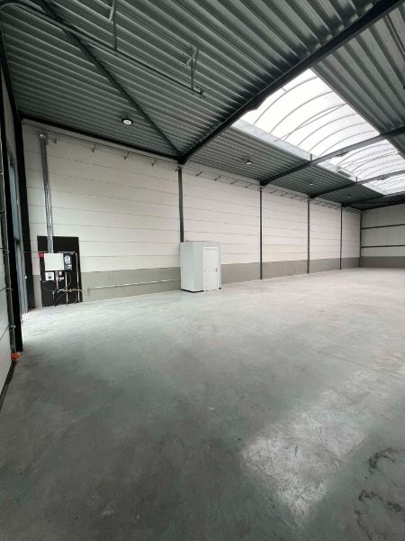 Nieuwbouw loods met visibiliteit te huur van 293 m² met 3 parkeerplaatsen in KMO Park RIVA. foto 6