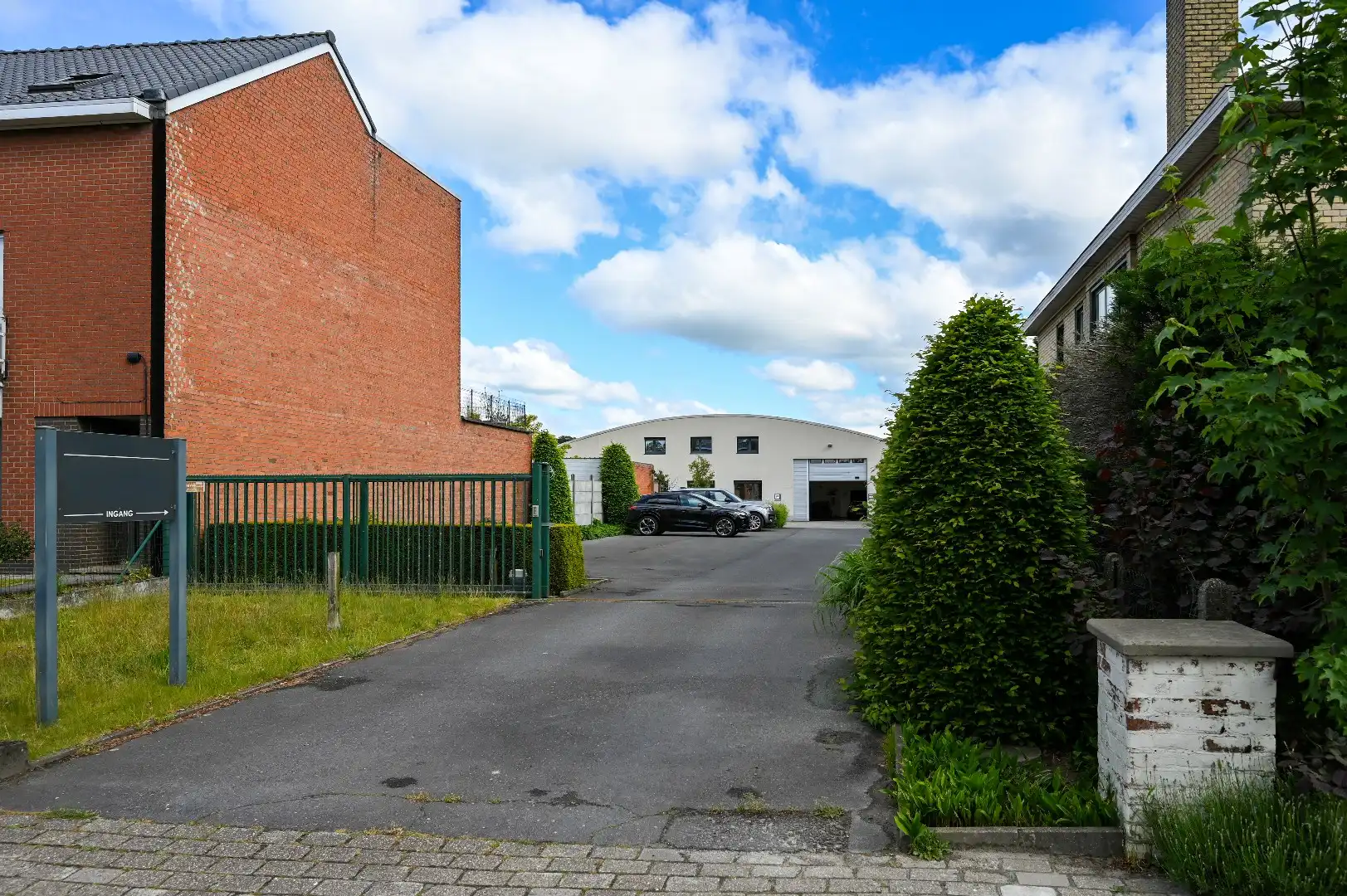 Bedrijfsgebouw met kantoor- en opslagruimte en heel wat parking op toplocatie foto 2