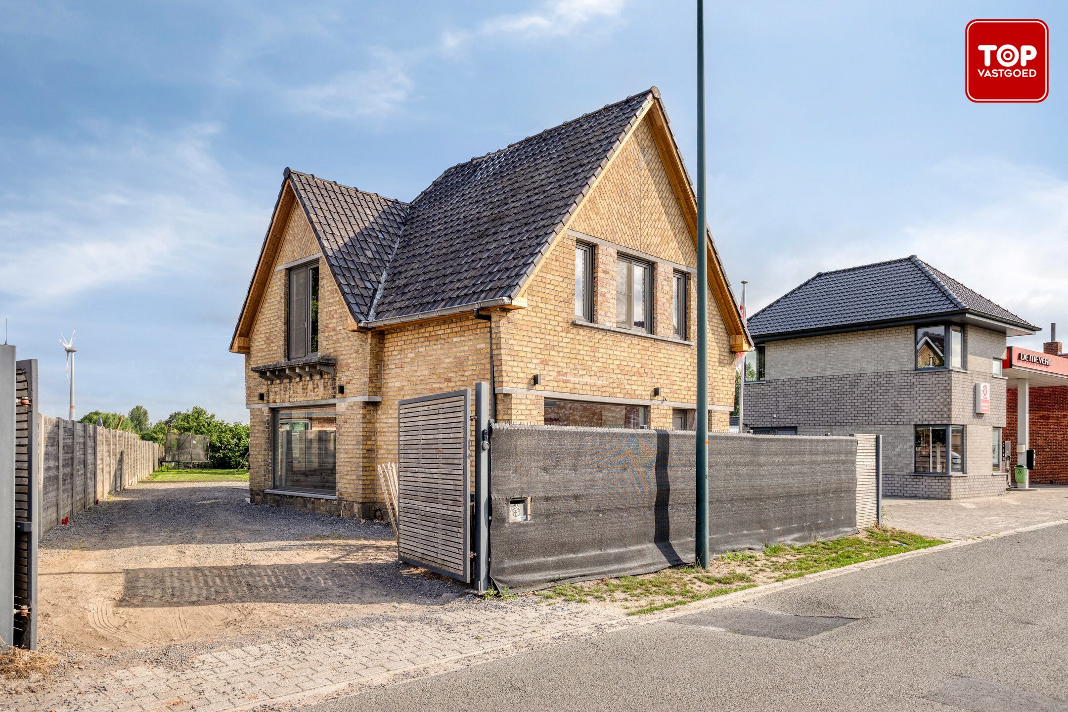 Gerenoveerde alleenstaande woning in Adegem met loods en weide foto {{pictureIndex}}