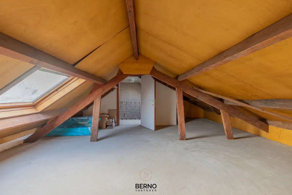 Building met praktijkruimte en 2 appartementen op commerciële locatie foto 20