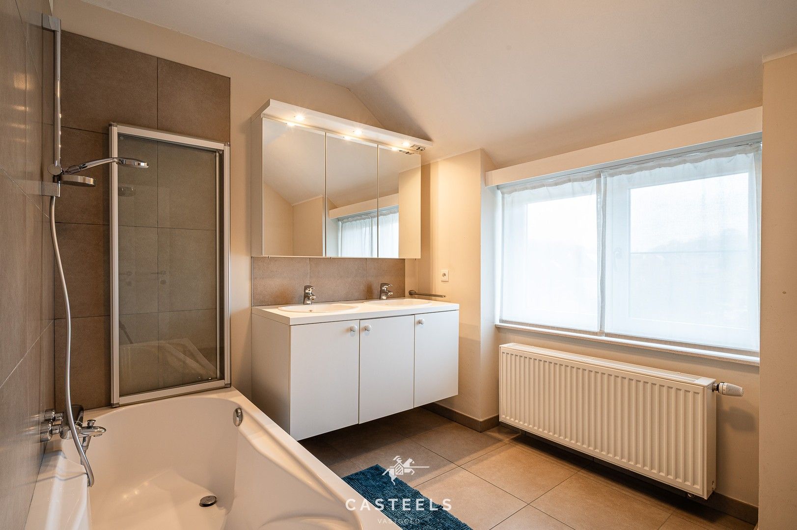 Lichtrijk en instapklaar appartement met garage te koop foto 11