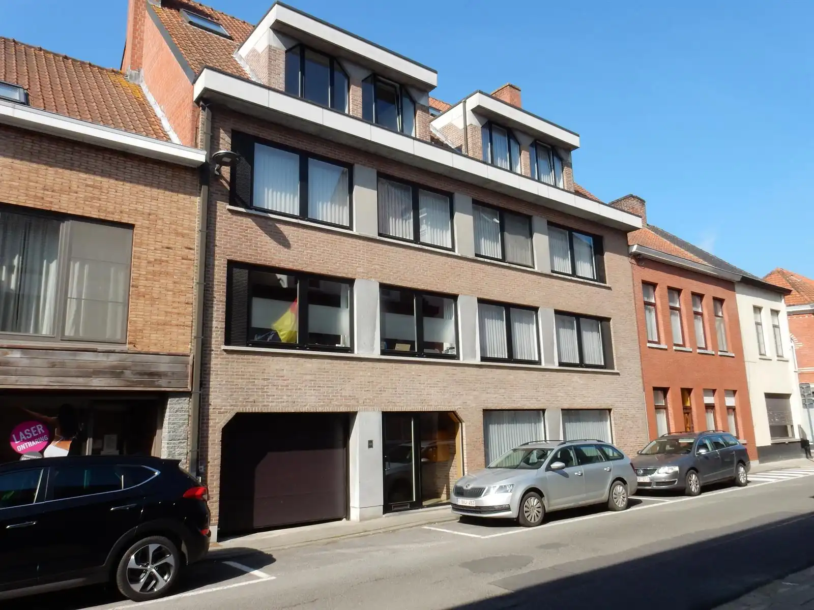 Gelijkvloers tweeslaapkamerappartement met staanplaats foto {{pictureIndex}}