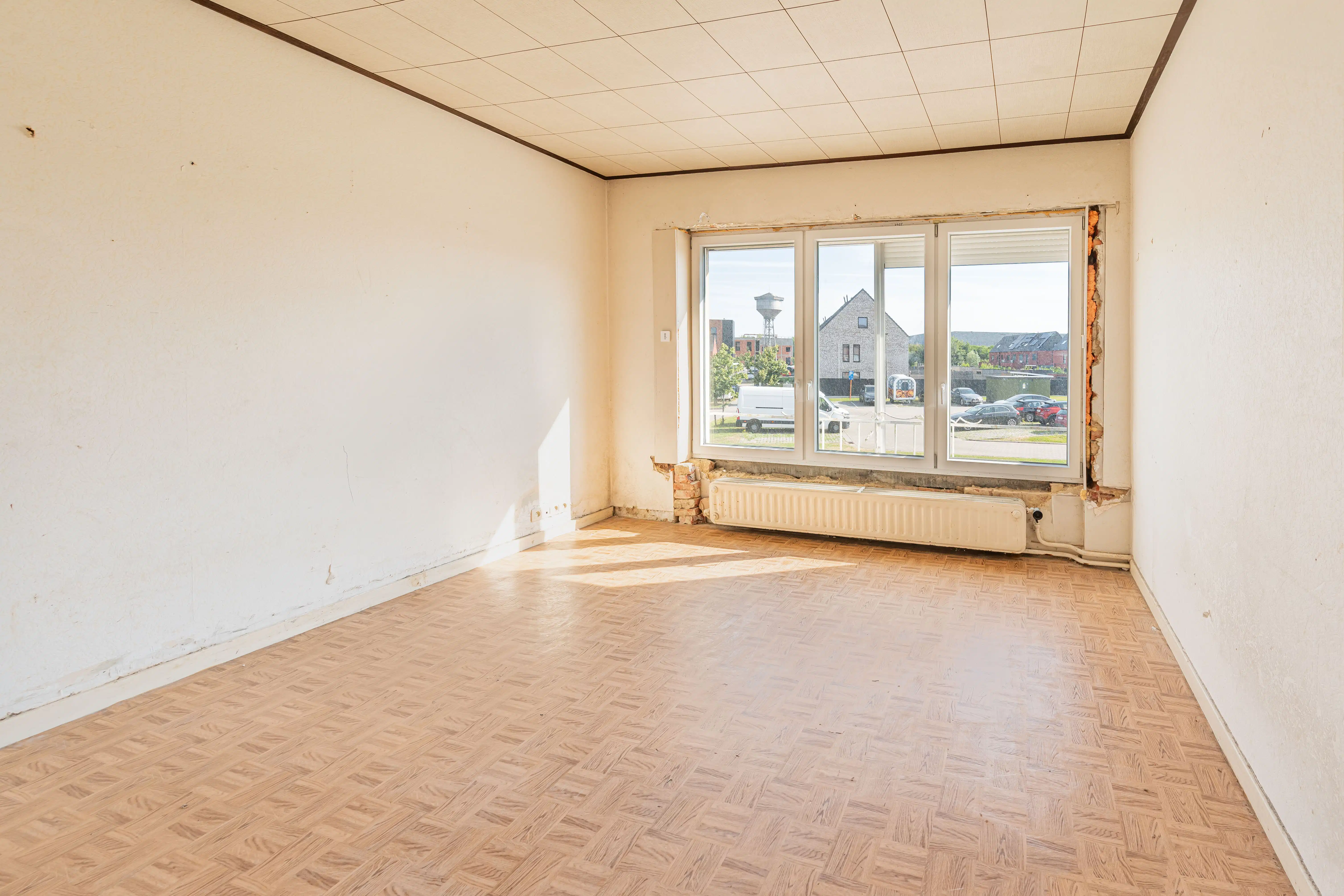 Ruime te renoveren gezinswoning met garage. foto 13