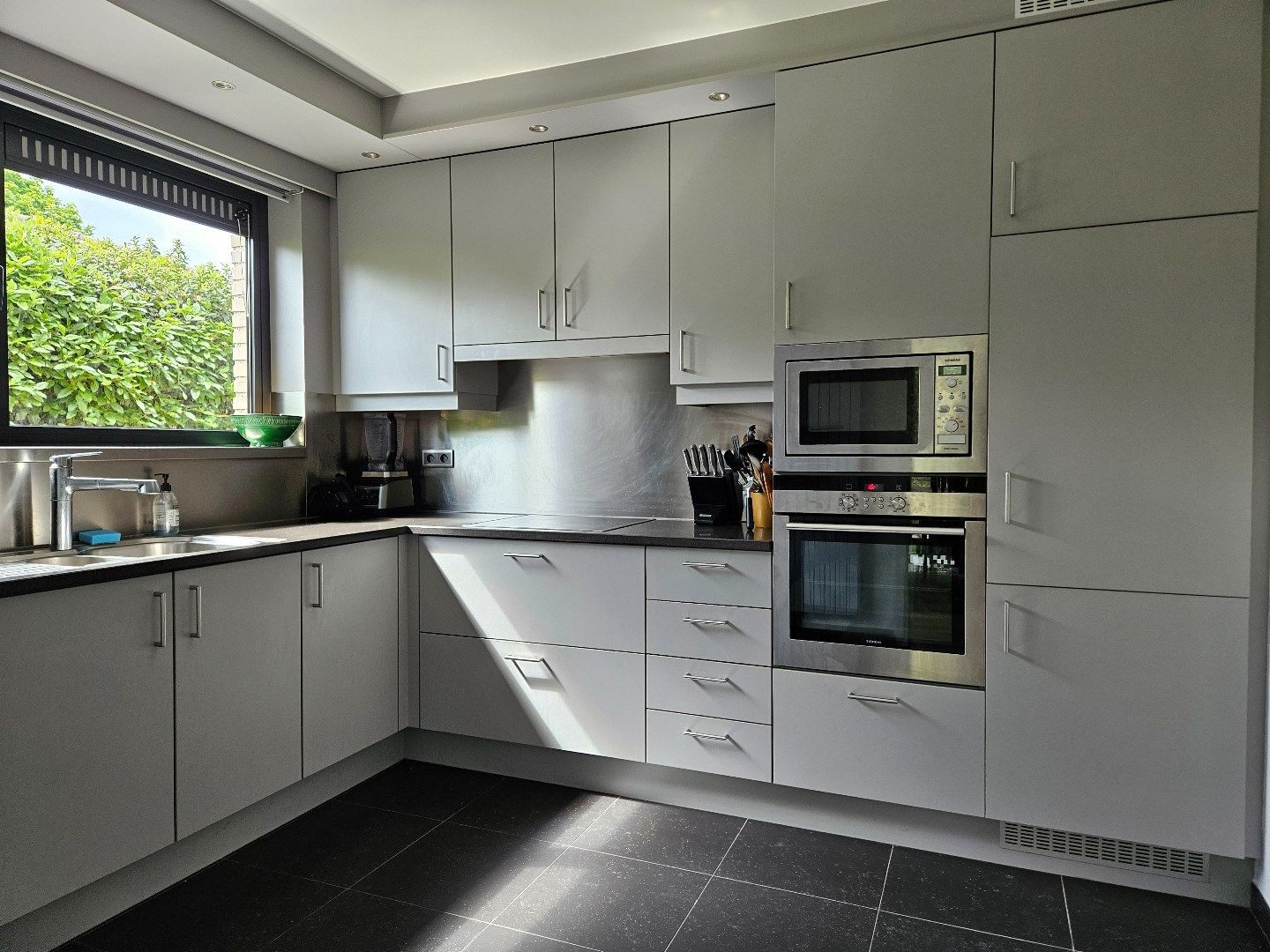 Gelijkvloerse woning met 3 slaapkamers, rustig gelegen nabij het centrum van Mol! foto 4