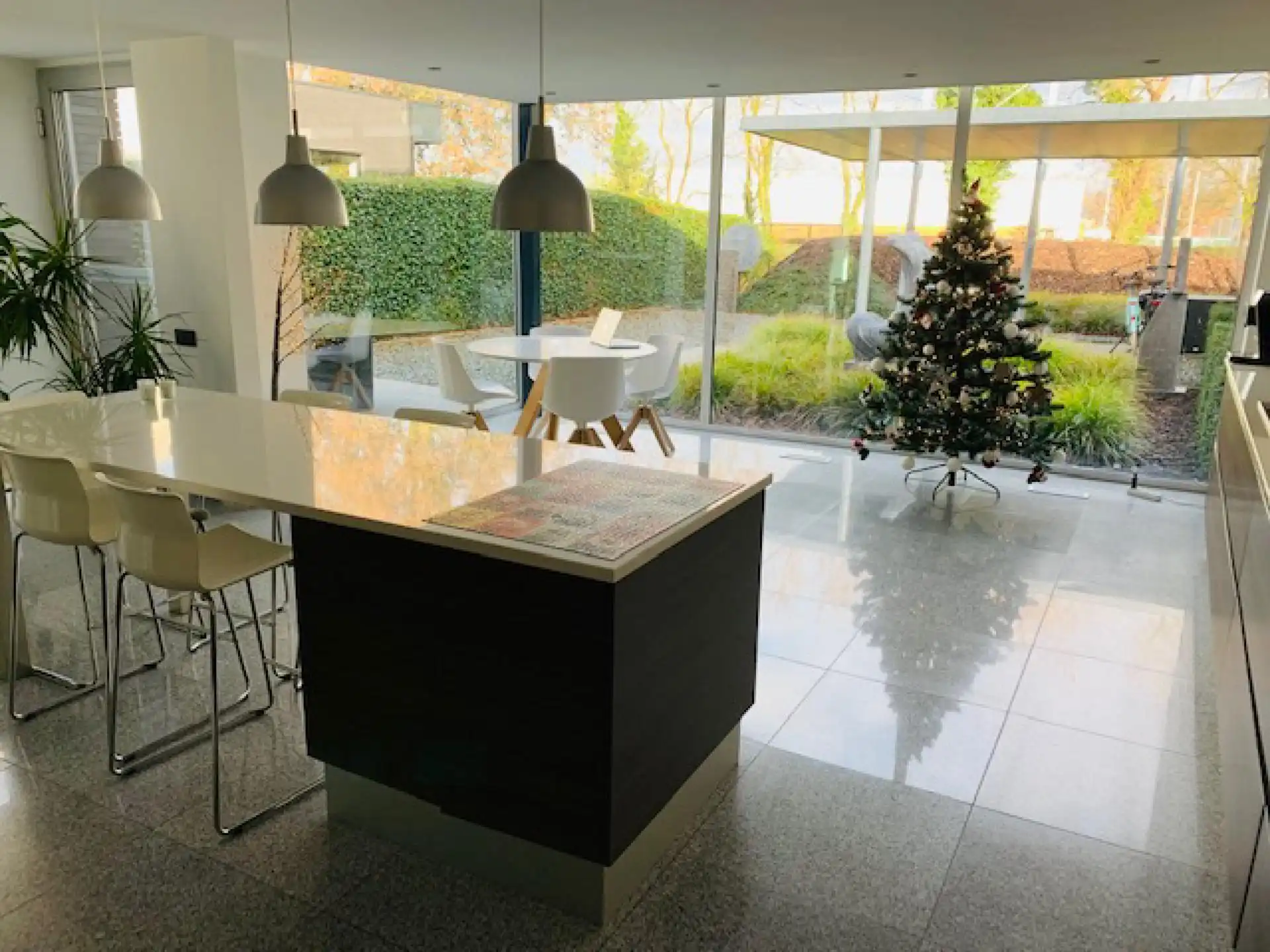 Moderne halfopen woning met 3 slaapkamers foto 3