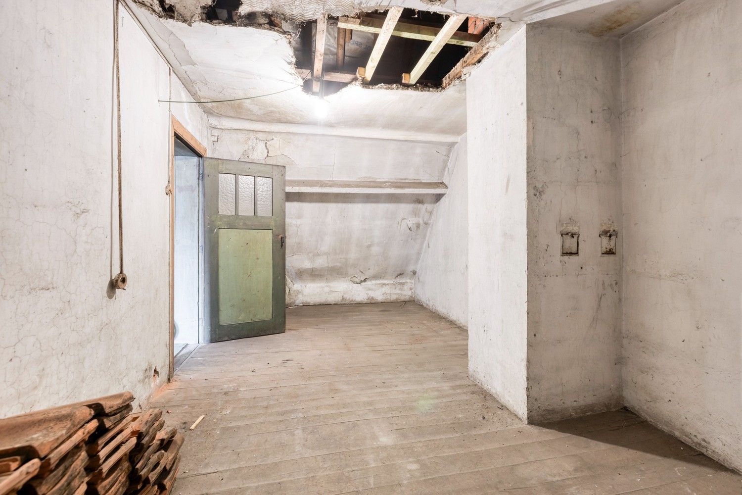 Te renoveren rijwoning met veel potentieel in hartje Genk foto 24