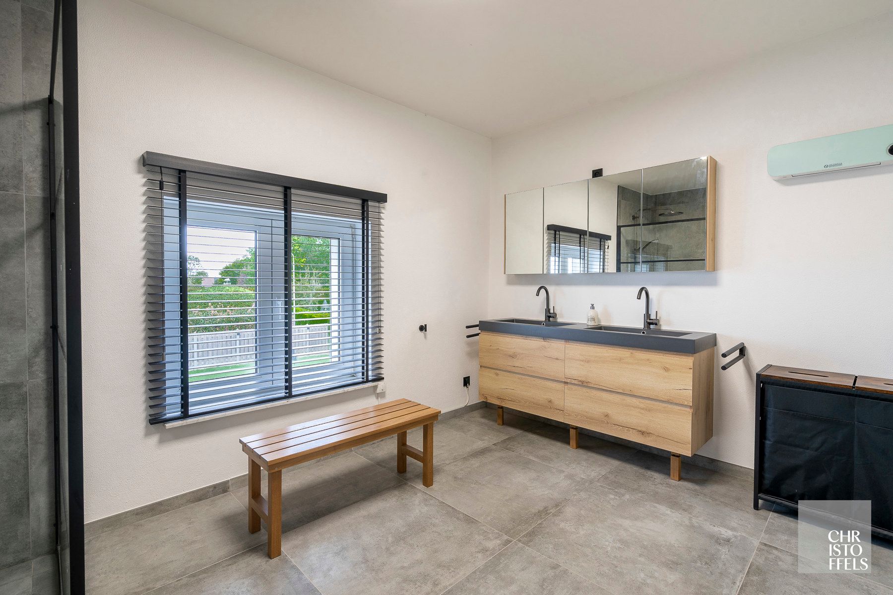 Uitzonderlijk ruime (440m²!) en volledig gerenoveerde woning met commerciële topligging en tal van mogelijkheden in Lanaken! foto 18