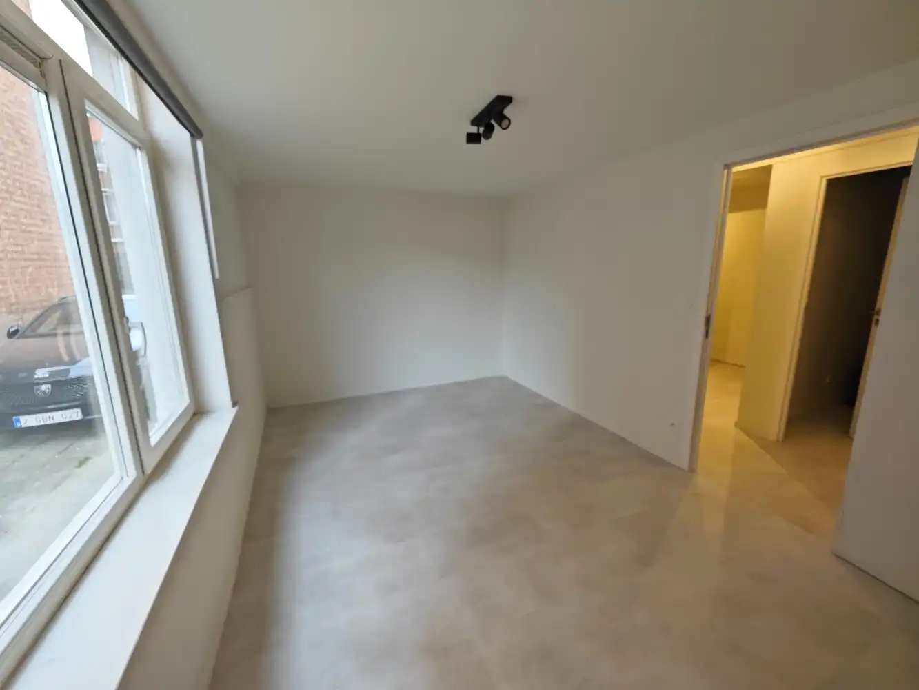 Gerenoveerde kantoorruimte met opslag foto 10