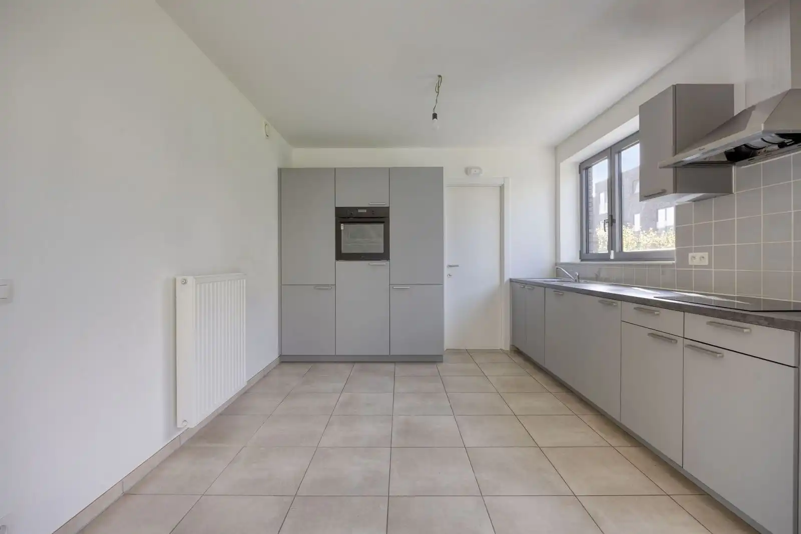 Recente 3-gevelwoning met 3 slaapkamers, tuin en garage foto 10