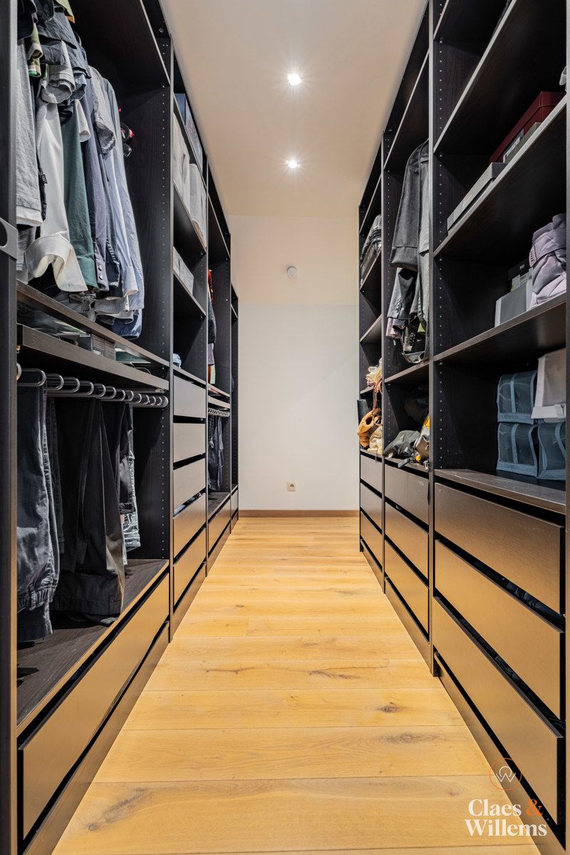 Ruim huis met zonnepanelen en vrije tuin  foto 17