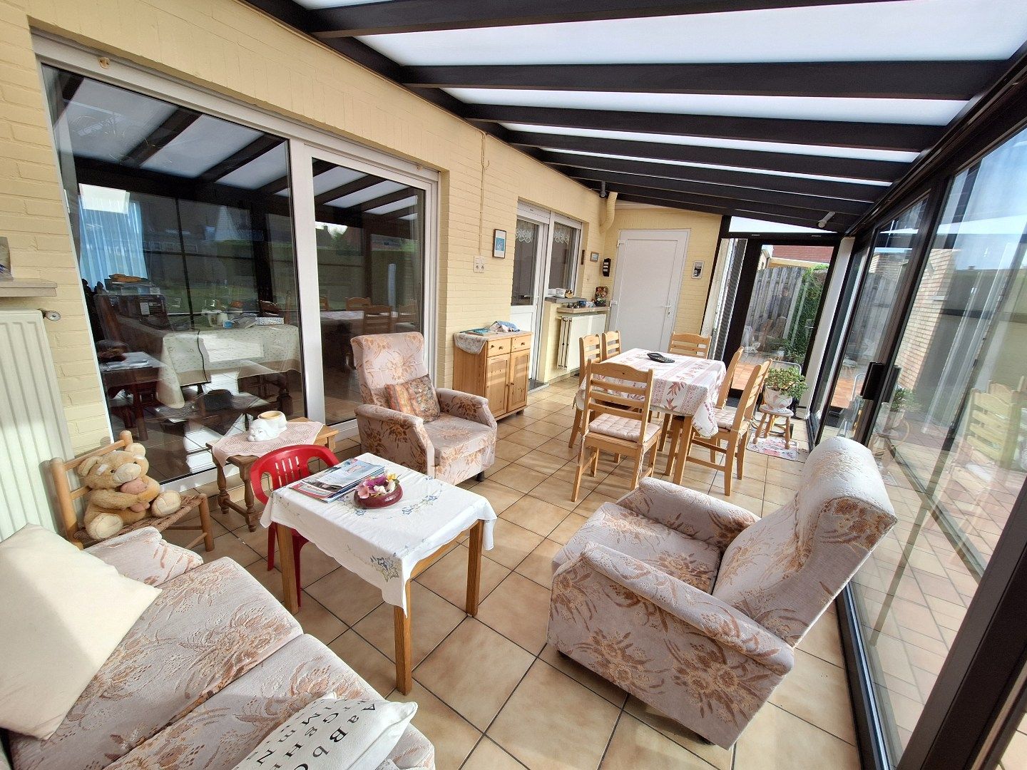 Halfopen woning met grote tuin in een rustige buurt foto 7