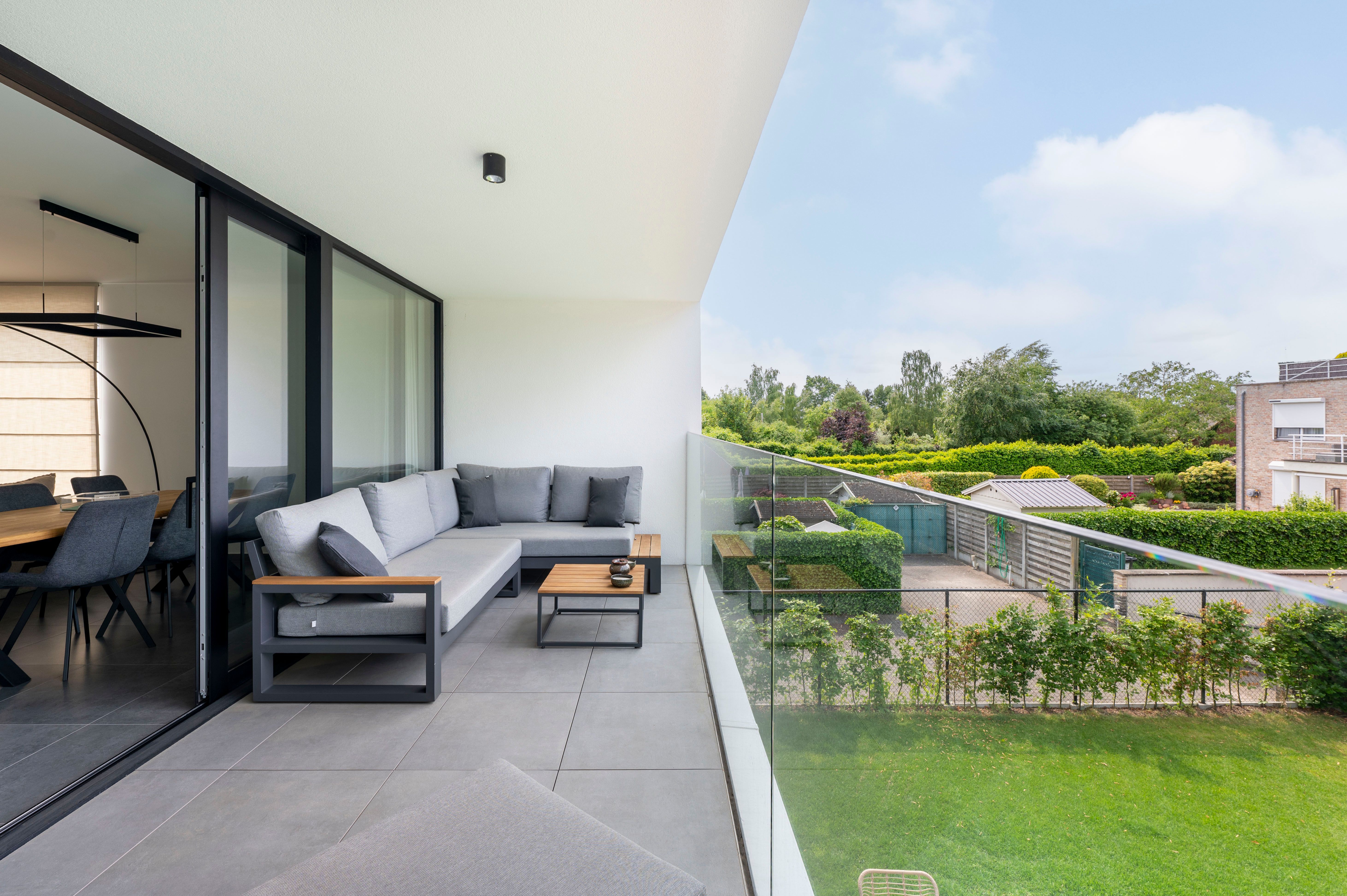 Instapklaar nieuwbouwappartement met 2 staanplaatsen en kelderberging in Brecht! foto 11
