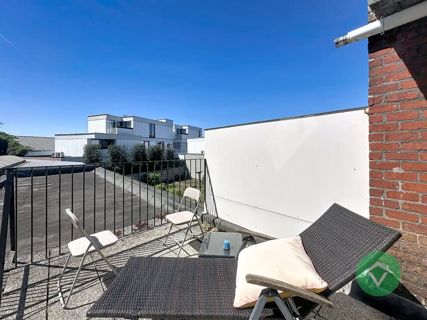 Ruim duplex-appartement met 2 slaapkamers en terrassen in hartje Torhout foto 15