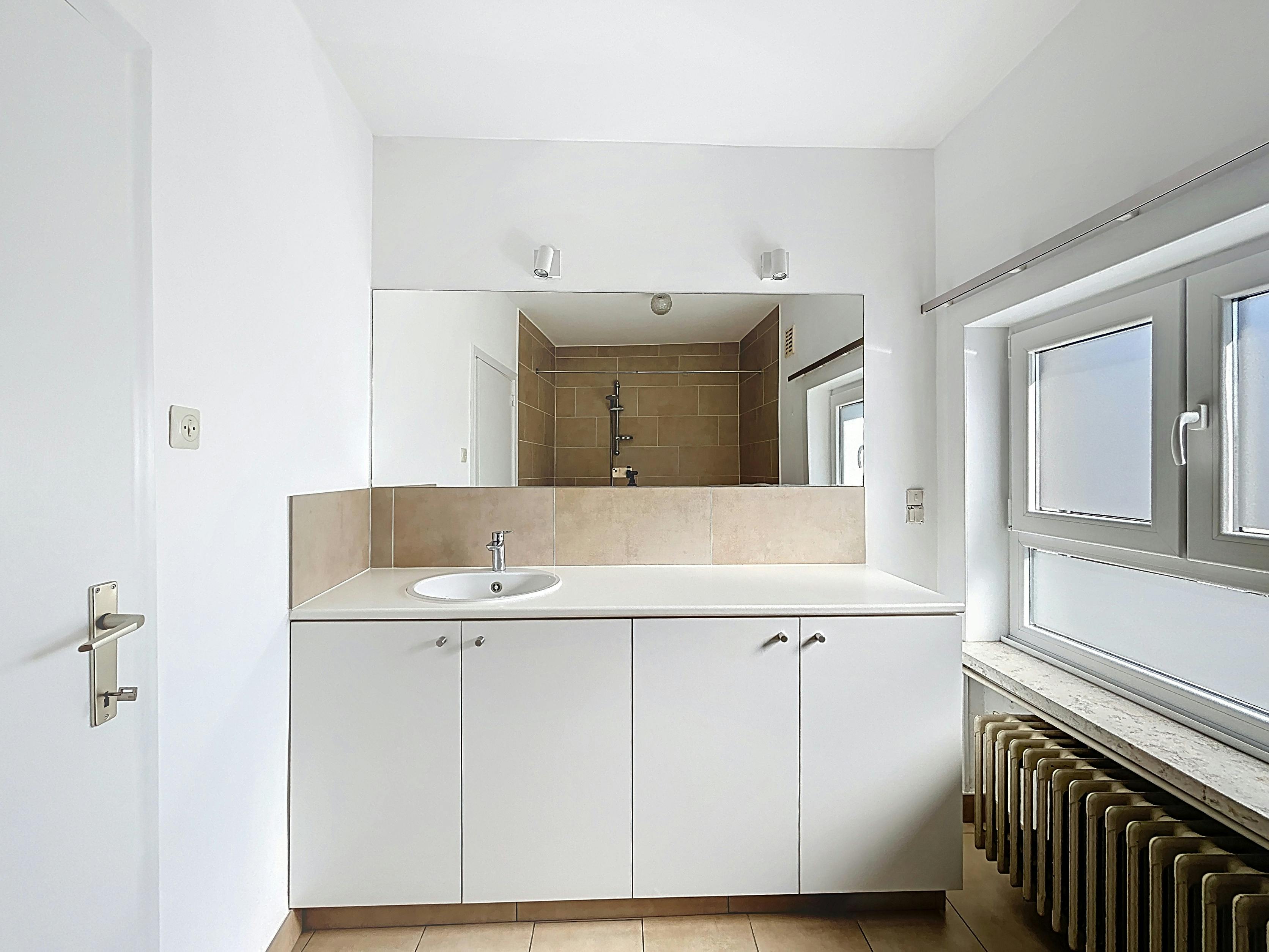 Ruim appartement met 3 kamers te huur in Kortrijk foto 9